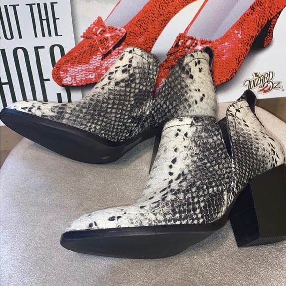 🆕Jeffrey Campbell Snakeskin Booties - Picture 4 of 9